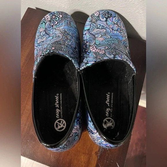 Easy Street Clogs Womens Size 10 Slip Resistant Non Marking Soles Blue Pink EUC - Picture 5 of 7